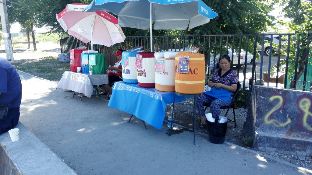 Getränkeverkauf auf den Straßen Kirgistans