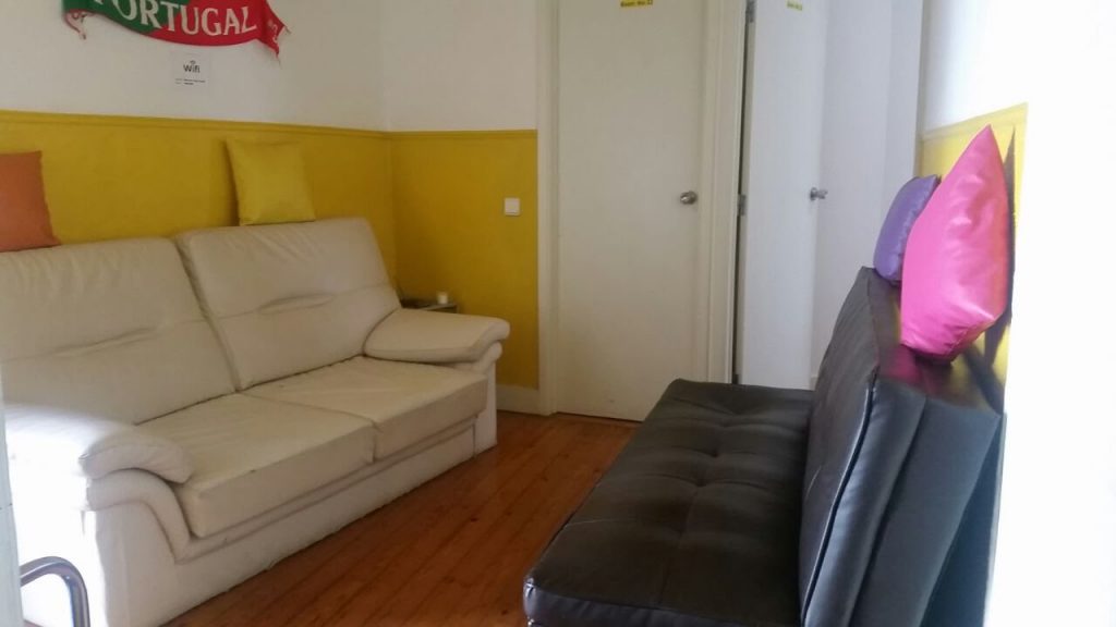 Flur mit Sofa Welcome Guest House Lissabon