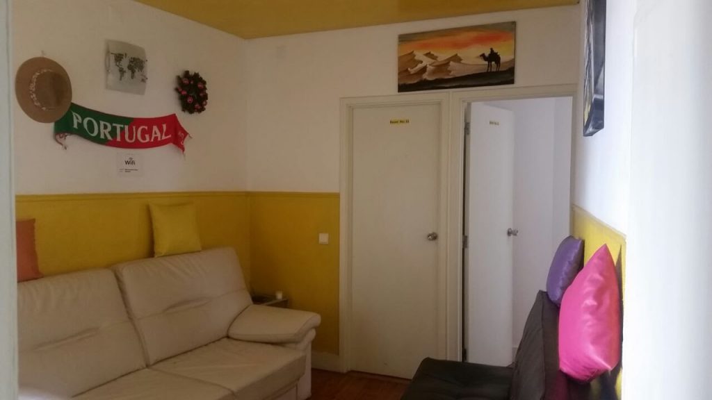 Wohnzimmer mit Sofa Welcome Guest House Lissabon 