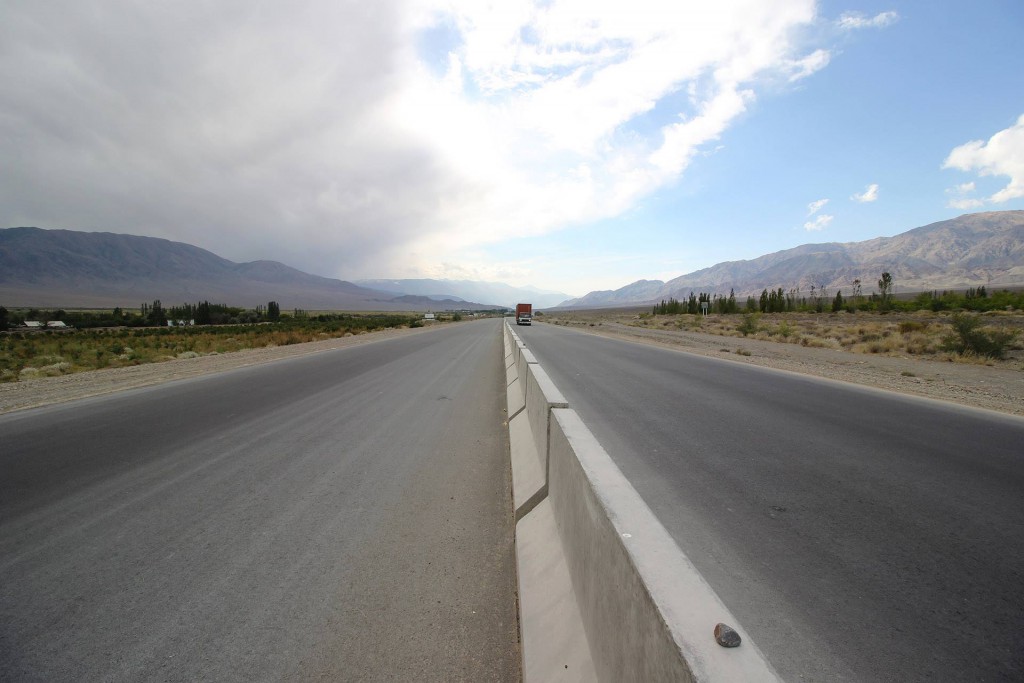 Straße zwischen Bischkek und Tscholponata